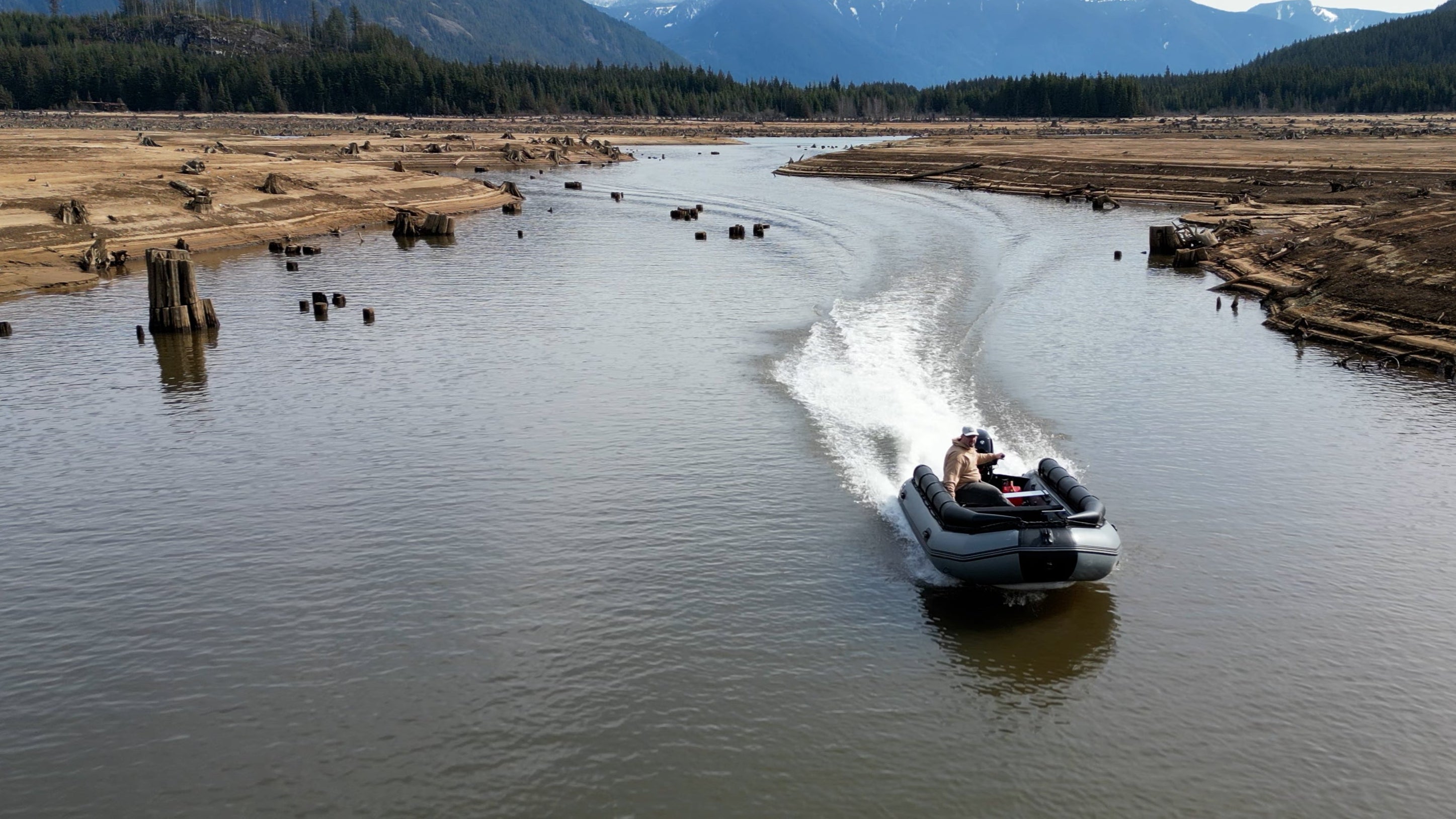 Running shallow waters and over rapids in the FS Jet